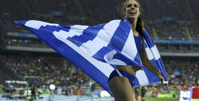 Η Κατερίνα Στεφανίδη σημαιοφόρος της ελληνικής αποστολής στην τελετή λήξης του Ρίο